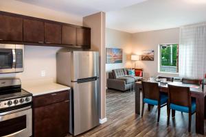 埃斯特罗TownePlace Suites by Marriott Fort Myers Estero的厨房配有冰箱和桌椅