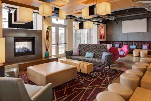 土桑雅乐轩图森大学酒店 的大堂配有沙发、椅子和壁炉
