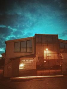 新戈里察GARAGE HOSTEL的建筑的一侧有灯