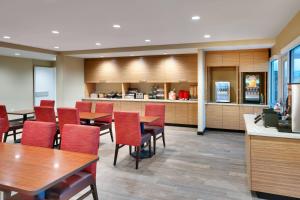 德雷珀TownePlace Suites by Marriott Salt Lake City Draper的一间带桌椅的用餐室和一间厨房