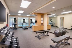 德雷珀TownePlace Suites by Marriott Salt Lake City Draper的健身房设有许多健身器材和椅子