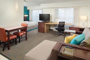 罗斯芒特芝加哥奥东公寓式酒店的酒店客房设有床和客厅。