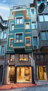 伊斯坦布尔CASA GALATA 35的城市街道上的一座大建筑