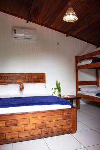 特赖里Pousada Paradise Flecheiras的一间卧室配有一张床和两张双层床。