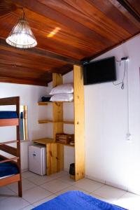 特赖里Pousada Paradise Flecheiras的客房设有一张双层床和天花板上的电视