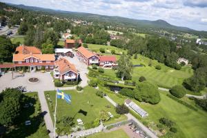 耶尔夫瑟加弗索巴登酒店的享有带高尔夫球场的房屋的空中景致