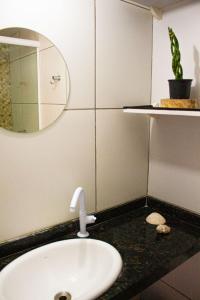 特赖里Pousada Paradise Flecheiras的一间带水槽和镜子的浴室