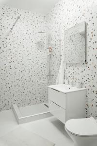 克卢日-纳波卡Smiling Apartment的白色的浴室设有卫生间和水槽。
