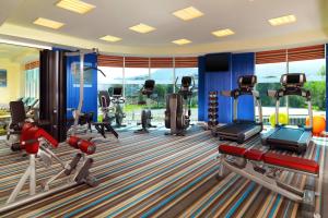 伯萨布尔萨雅乐轩酒店 的健身房设有数台跑步机和有氧运动器材