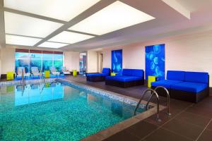 伯萨布尔萨雅乐轩酒店 的酒店大堂设有游泳池和蓝色家具