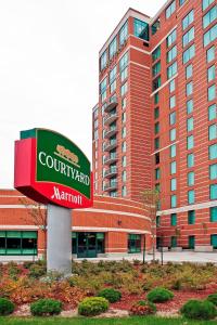 渥太华Courtyard by Marriott Ottawa East的楼前的庭院防暴标志