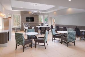 圣安东尼奥圣安东尼奥机场/阿拉莫高地万豪原住酒店的一间带桌椅的餐厅和一间用餐室