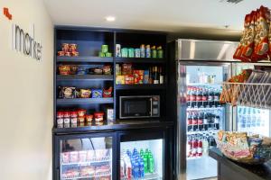 基拉戈拉哥岛万怡酒店的冰箱里装满了食物和饮料