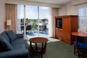 基拉戈拉哥岛万怡酒店的带沙发和电视的客厅以及阳台。