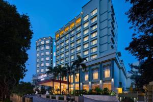 万隆Courtyard by Marriott Bandung Dago的黄昏时酒店 ⁇ 染