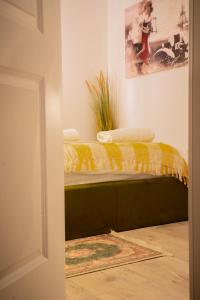 克卢日-纳波卡Smiling Apartment的一间卧室配有一张黄色毯子床