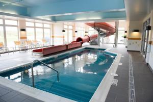 蒙克顿Fairfield Inn & Suites by Marriott Moncton的大楼内一个带滑梯的大型游泳池