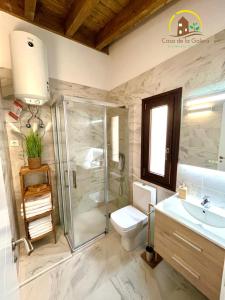 托莱多Casa de la GALERA的带淋浴、卫生间和盥洗盆的浴室