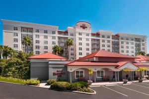 坦帕Residence Inn Tampa Westshore Airport的停车场酒店 ⁇ 染