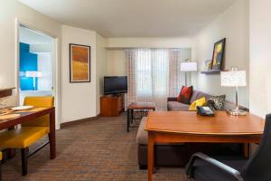 坦帕Residence Inn Tampa Westshore Airport的客厅配有沙发和桌子
