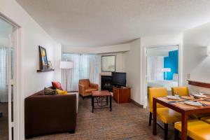 坦帕Residence Inn Tampa Westshore Airport的带沙发的客厅和用餐室