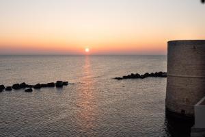 莫尔费塔Aquamarine的海面上的日落和灯塔