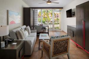 棕榈滩Bluegreen at La Cabana Beach Resort & Casino的客厅配有沙发和桌子