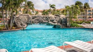 棕榈滩Bluegreen at La Cabana Beach Resort & Casino的度假村内带岩层的游泳池