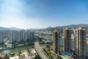 香港香港沙田万怡酒店的享有河流和建筑的城市美景