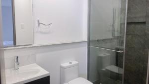 波哥大HOTEL GALLERY URBAN的浴室配有卫生间、盥洗盆和淋浴。