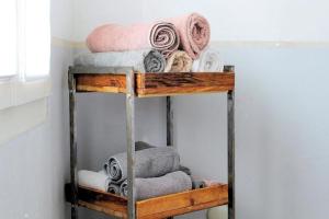 AlpnachBarlis - stilvolle Ferien in typischem Dorfhaus的一堆毛巾放在一个房间里架子上