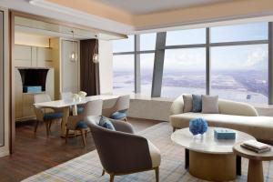 哈尔滨哈尔滨富力丽思卡尔顿酒店的客厅配有沙发和桌椅