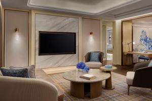哈尔滨哈尔滨富力丽思卡尔顿酒店的带沙发和电视的客厅