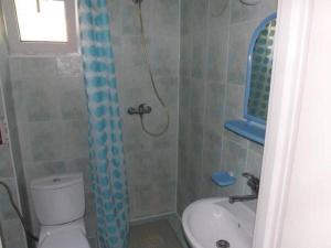 波别罗沃Dom gościnny Moana的带淋浴、卫生间和盥洗盆的浴室