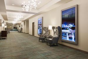圣何塞圣何塞机场万豪旅馆的一间设有椅子和墙上一幅画的等候室