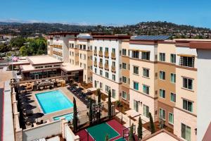 圣卡洛斯圣卡洛斯万豪雷德伍德城酒店的享有酒店空中美景,设有游泳池