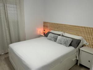 福恩吉罗拉FUENGIROLA Castillo Malaga PARADAISE 3的卧室配有一张带两个枕头的大白色床