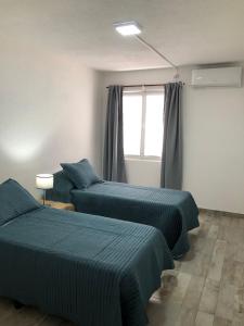 康考迪亚Amplio, luminoso y centrico dep. 3 dorm的一间卧室设有两张床和窗户。