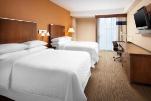 圣何塞圣何塞机场福朋喜来登酒店的一间酒店客房,设有三张床和一台平面电视