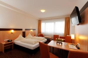 许尔特弗瑞斯彻塔兹酒店的配有一张床和一张书桌的酒店客房