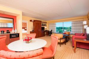 皮奥里亚皮奥里亚市中心万怡酒店的厨房以及带桌椅的起居室。