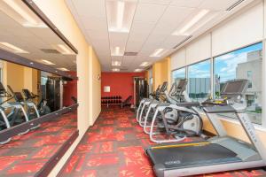 皮奥里亚皮奥里亚市中心万怡酒店的健身房设有跑步机和椭圆机