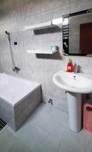 亚的斯亚贝巴Cozy 3bedrooms Apartment的浴室配有盥洗盆、卫生间和浴缸。