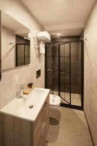 伊斯坦布尔CASA GALATA 35的一间带水槽和卫生间的浴室