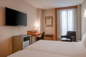 帕伦西亚帕伦西亚生活方式万豪AC酒店的配有一张床和一台平面电视的酒店客房