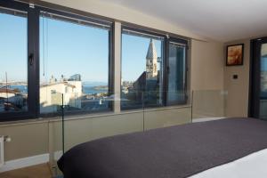 伊斯坦布尔CASA GALATA 35的卧室设有大窗户,享有城市美景。