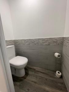 拉若瓦尔Jardin privé 1的浴室设有白色卫生间和一卷卫生纸。