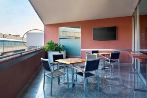 墨西哥城墨西哥城机场万怡酒店的餐厅设有桌椅和平面电视。