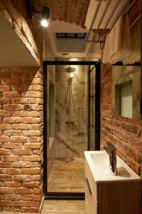 伊斯坦布尔CASA GALATA 35的带淋浴和白色盥洗盆的浴室