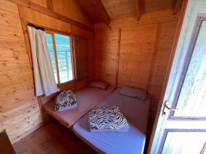 贾尔Social Camping JAL的小木屋内的小房间,配有一张床